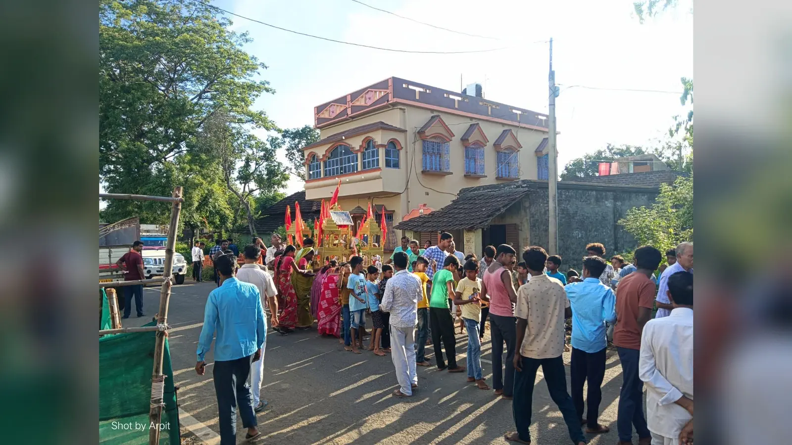 रानीबहाल में रथ का रस्सी खींचते ग्रामीण | Prabhat Khabar Network रानीबहाल में रथ का रस्सी खींचते ग्रामीण | Prabhat Khabar Network