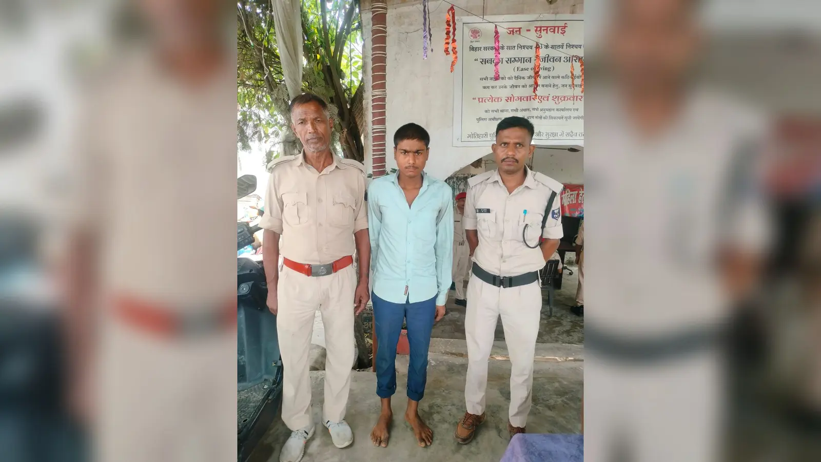 फोटो कैप्सन : पुलिस जवान के साथ गिरफ्तार युवक | Prabhat Khabar Network फोटो कैप्सन : पुलिस जवान के साथ गिरफ्तार युवक | Prabhat Khabar Network