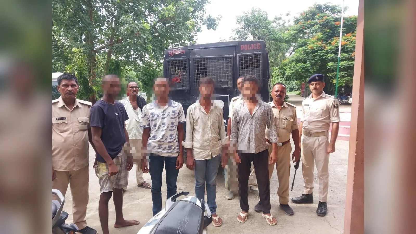 फोटो- पुलिस गिरफ्त में चारों बदमाश. | Prabhat Khabar Network फोटो- पुलिस गिरफ्त में चारों बदमाश. | Prabhat Khabar Network