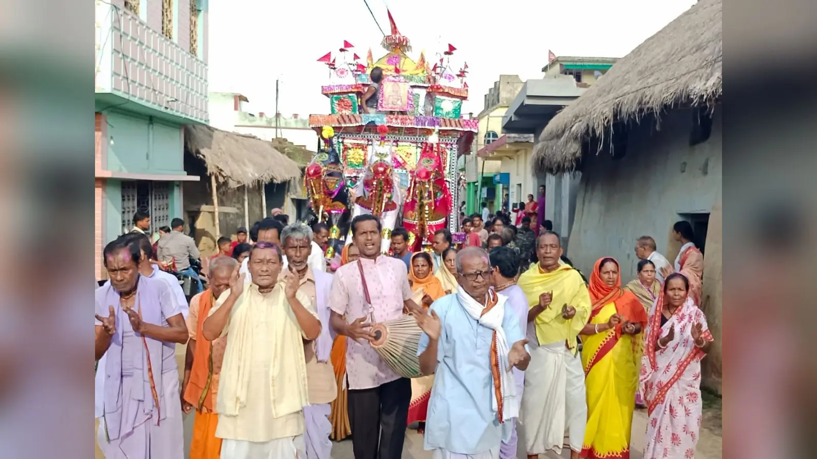 04 कीर्तन के साथ रथयात्रा में शामिल श्रद्धालु | Prabhat Khabar Network 04 कीर्तन के साथ रथयात्रा में शामिल श्रद्धालु | Prabhat Khabar Network