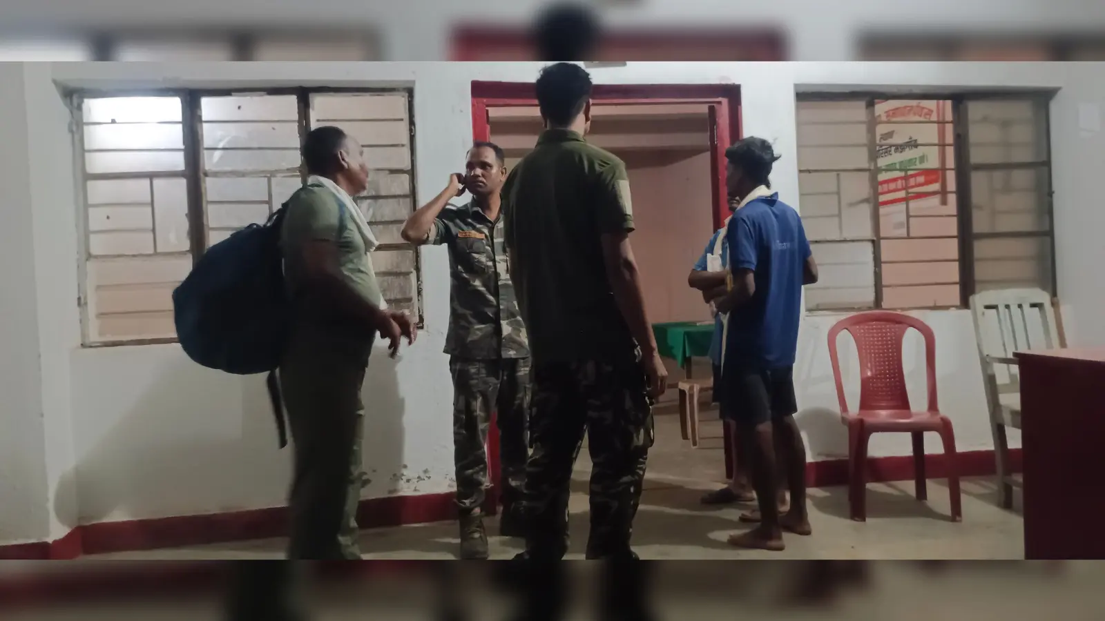 मझगांव थाना में दोनो बेटों से जानकारी लेती पुलिस | Prabhat Khabar Network मझगांव थाना में दोनो बेटों से जानकारी लेती पुलिस | Prabhat Khabar Network
