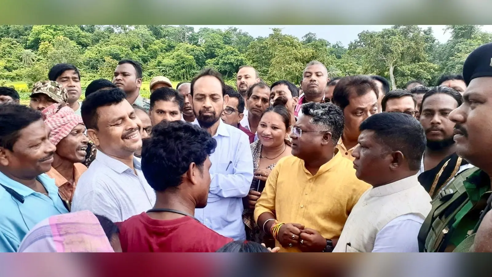 16जी जाम के दौरान ग्रामीणों से बातचीत करते सांसद व विधायक, 16जी बुरूडीह-टिकरी सड़क निर्माण की मांग को लेकर किया जाम | Prabhat Khabar Network 16जी जाम के दौरान ग्रामीणों से बातचीत करते सांसद व विधायक, 16जी बुरूडीह-टिकरी सड़क निर्माण की मांग को लेकर किया जाम | Prabhat Khabar Network