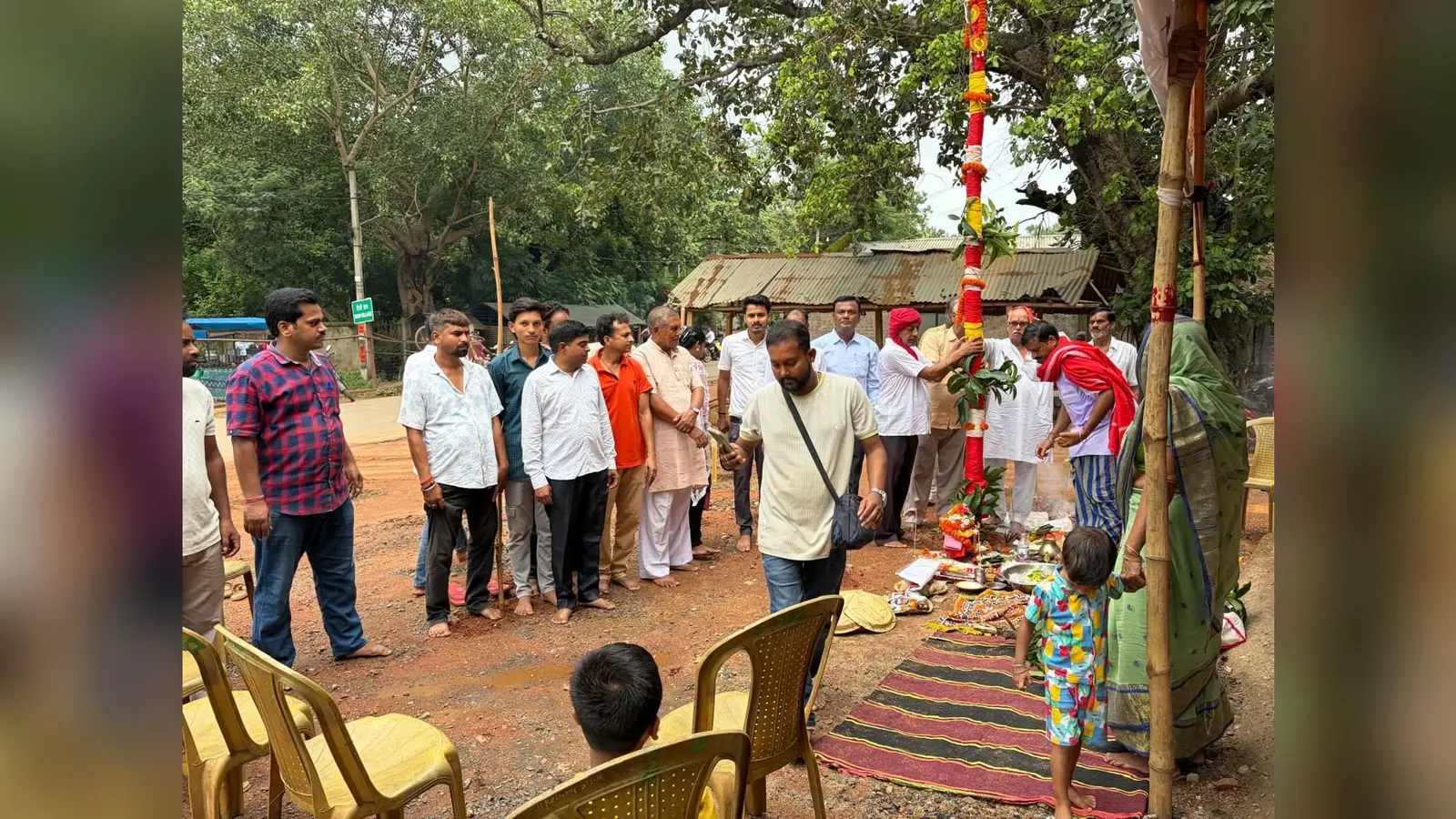 फोटो: खूंटी पूजन करते दुर्गा पूजा कमेटी के सदस्य | Prabhat Khabar Network फोटो: खूंटी पूजन करते दुर्गा पूजा कमेटी के सदस्य | Prabhat Khabar Network