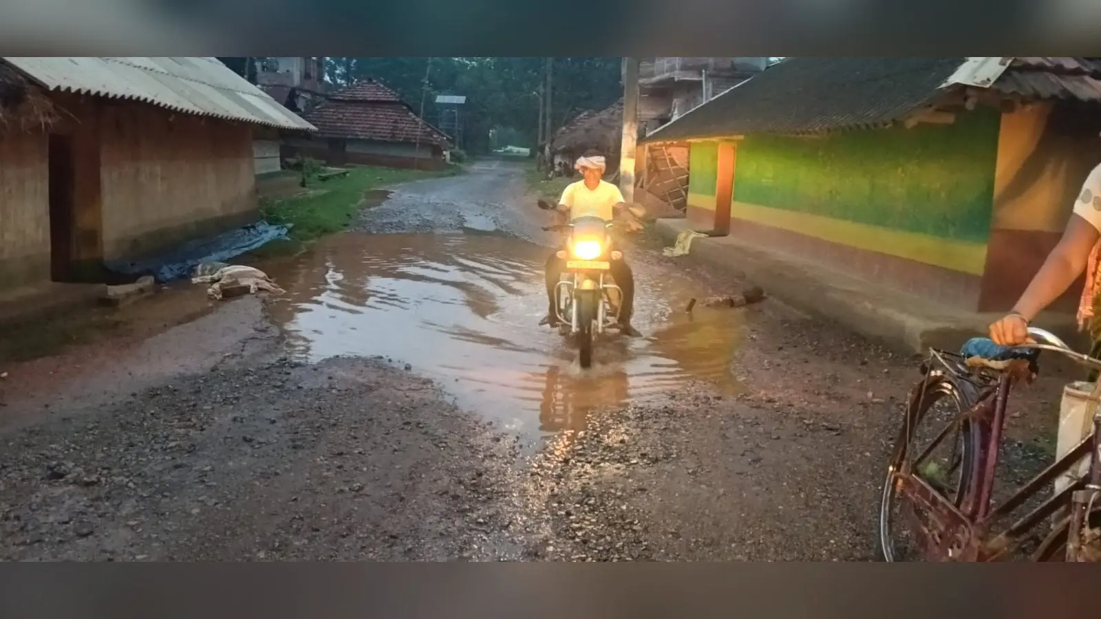 फोटो: बड़ामारा गांव के बीचो-बीच स्थित सड़क पर बना तालाब नुमा गड्ढा | Prabhat Khabar Network फोटो: बड़ामारा गांव के बीचो-बीच स्थित सड़क पर बना तालाब नुमा गड्ढा | Prabhat Khabar Network