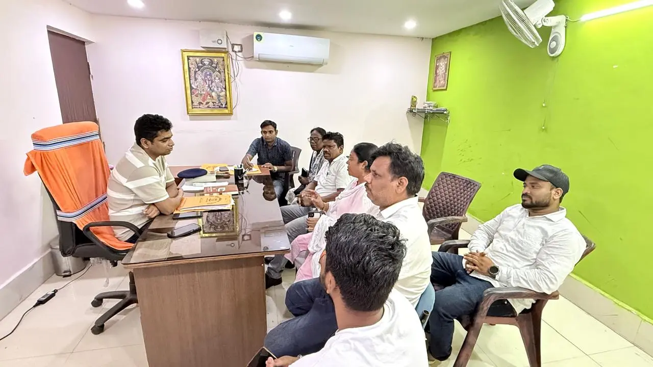 झामुमो का प्रतिनिधिमंडल थाना प्रभारी से बातचीत करते | Prabhat Khabar Network झामुमो का प्रतिनिधिमंडल थाना प्रभारी से बातचीत करते | Prabhat Khabar Network