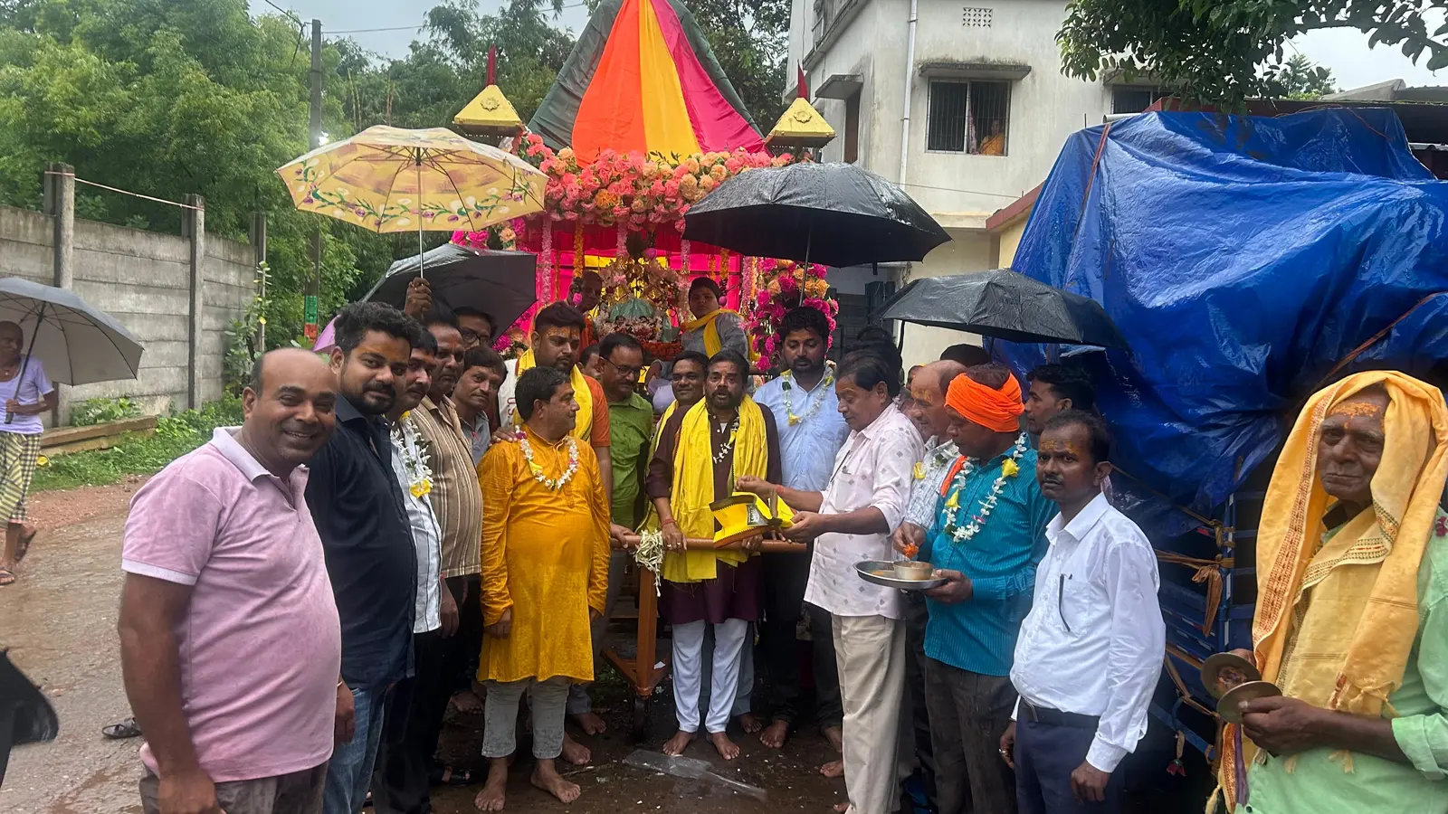 फोटो: रथ यात्रा में शामिल विधायक व अन्य फोटो: तुलसीबनी आश्रम से निकाला भव्य रथ यात्रा | Prabhat Khabar Network फोटो: रथ यात्रा में शामिल विधायक व अन्य फोटो: तुलसीबनी आश्रम से निकाला भव्य रथ यात्रा | Prabhat Khabar Network