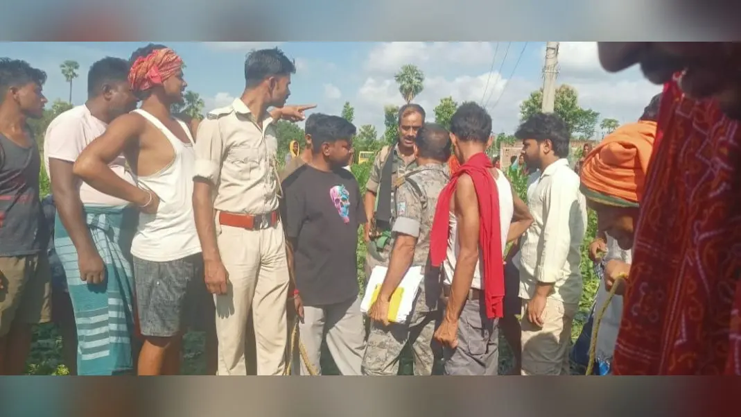 घटनास्थल पर ग्रामीणों की भीड व मौजूद पुलिस कर्मी. | Prabhat Khabar Network घटनास्थल पर ग्रामीणों की भीड व मौजूद पुलिस कर्मी. | Prabhat Khabar Network