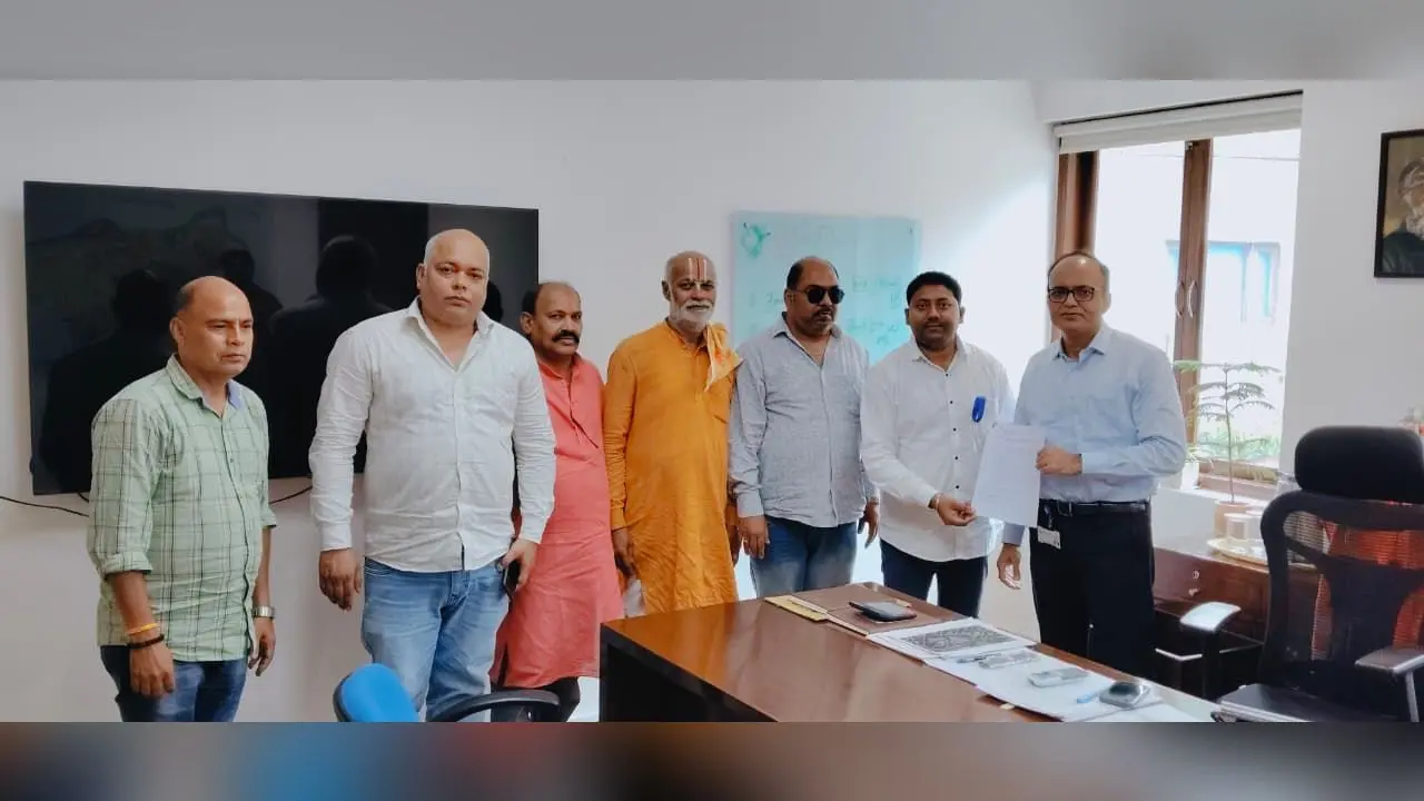टाटा स्टील यूआईएसएल प्रबंधन को ज्ञापन सौंपते प्रतिनिधिमंडल के सदस्य | Prabhat Khabar Network टाटा स्टील यूआईएसएल प्रबंधन को ज्ञापन सौंपते प्रतिनिधिमंडल के सदस्य | Prabhat Khabar Network