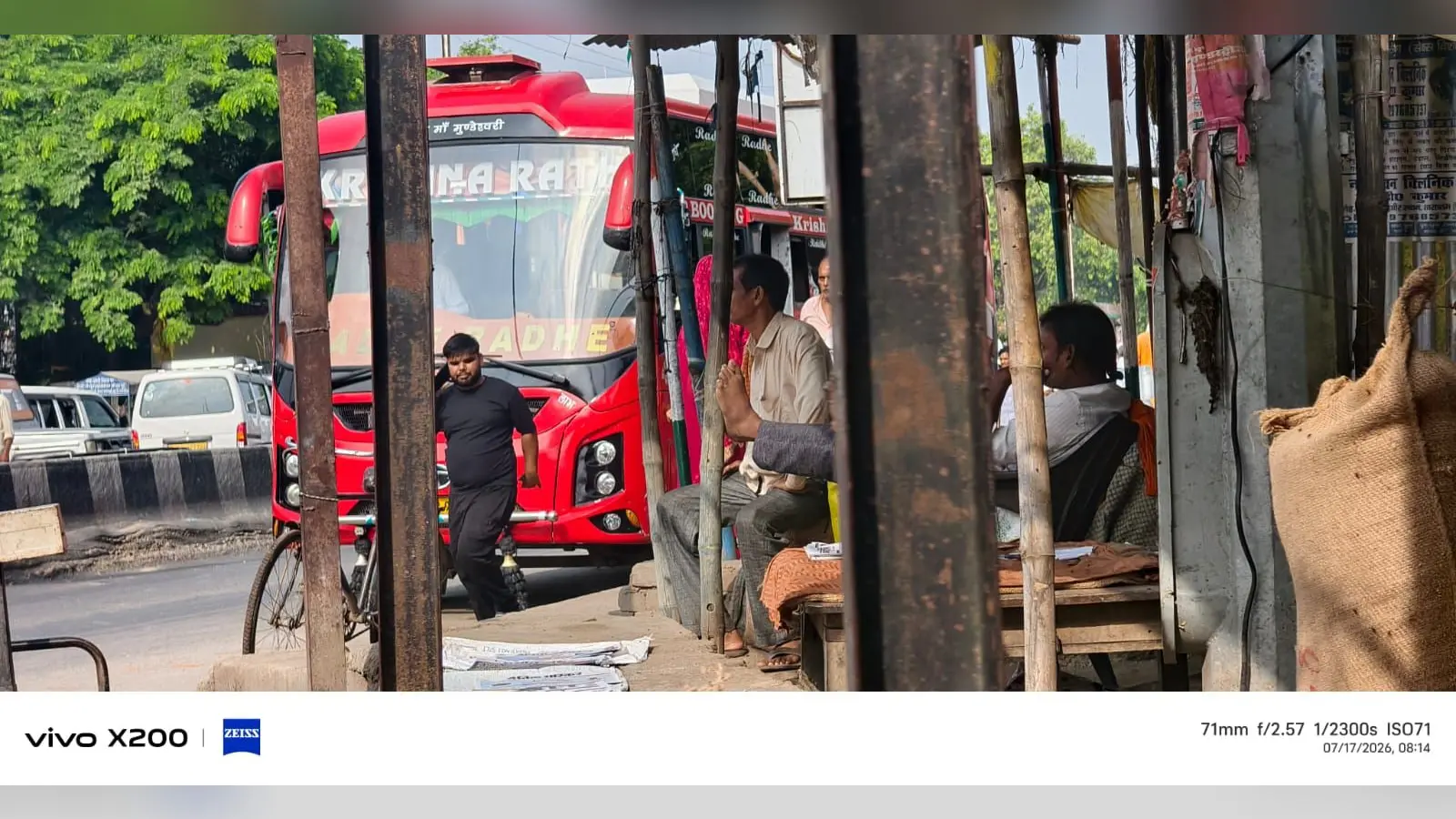 बस पड़ाव में जाने के बजाय एनएच 319 पर खड़ी पटना जाने वाली बस | Prabhat Khabar Network बस पड़ाव में जाने के बजाय एनएच 319 पर खड़ी पटना जाने वाली बस | Prabhat Khabar Network