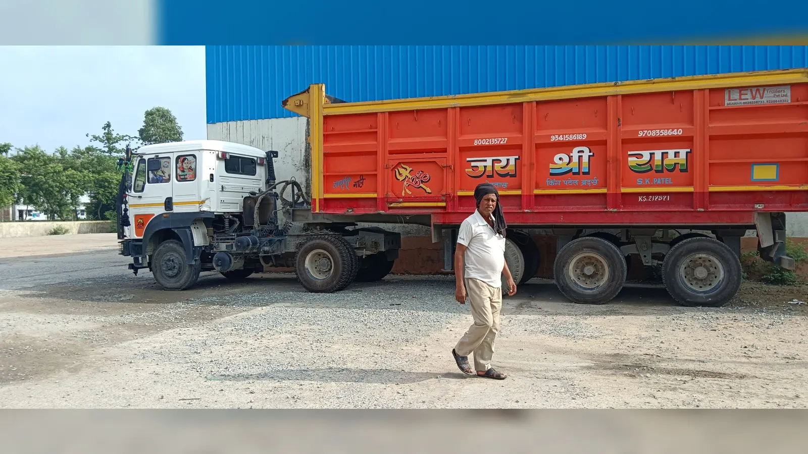 जप्त ट्रक का रखवारी करते चौकीदार | Prabhat Khabar Network जप्त ट्रक का रखवारी करते चौकीदार | Prabhat Khabar Network