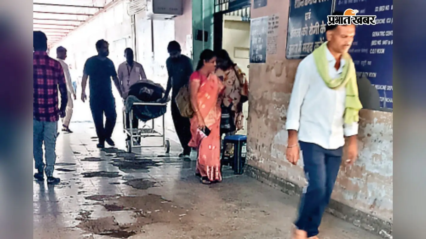 टूटे फर्श पर मरीज को वार्ड में ले जाते परिजन. टूटे फर्श पर मरीज को वार्ड में ले जाते परिजन.