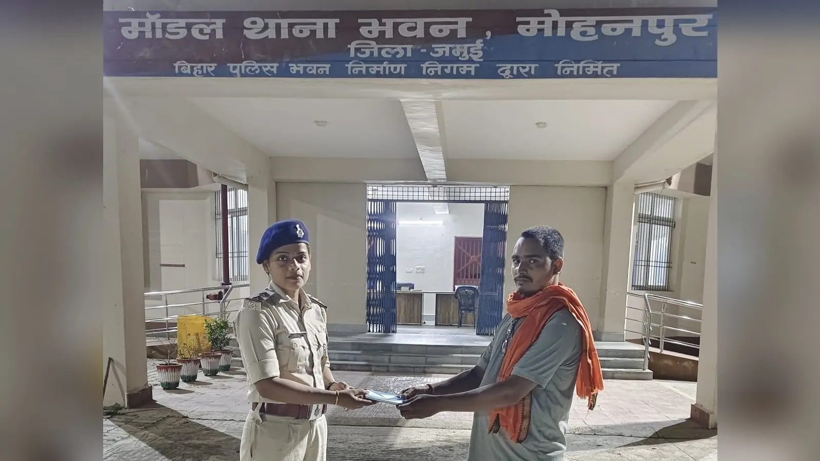 वास्तविक स्वामी को मोबाइल लौटाती पुलिस | Prabhat Khabar Network वास्तविक स्वामी को मोबाइल लौटाती पुलिस | Prabhat Khabar Network