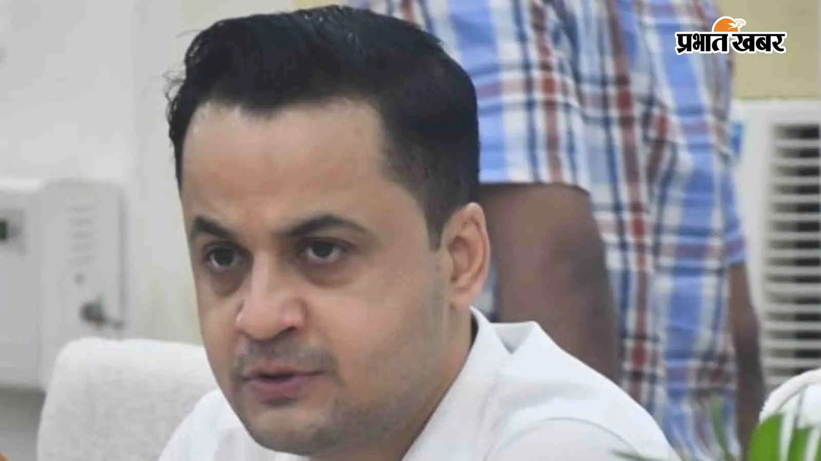 मधुबनी डीएम आनंद शर्मा (फाइल फोटो) मधुबनी डीएम आनंद शर्मा (फाइल फोटो)