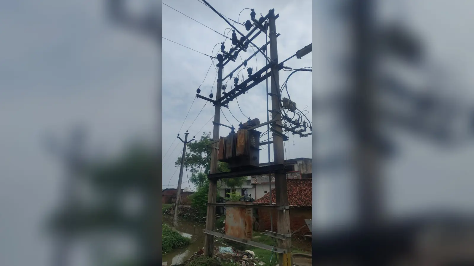 ठनका गिरने से खराब हुआ ट्रांसफार्मर | Prabhat Khabar Network ठनका गिरने से खराब हुआ ट्रांसफार्मर | Prabhat Khabar Network