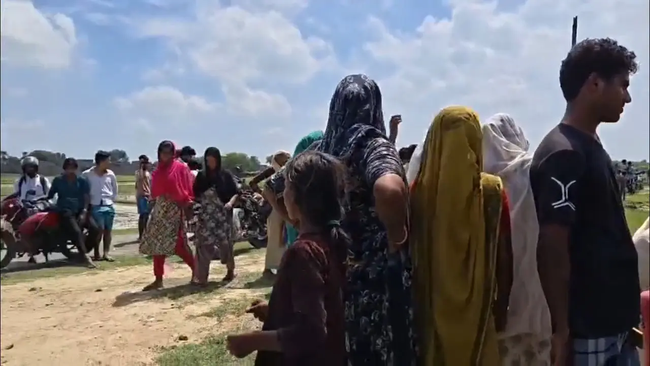 धोरैया के गड़िया पोखर में मिला महिला का शव, चप्पल-ओढ़नी से हुई पहचान, जांच में जुटी पुलिस