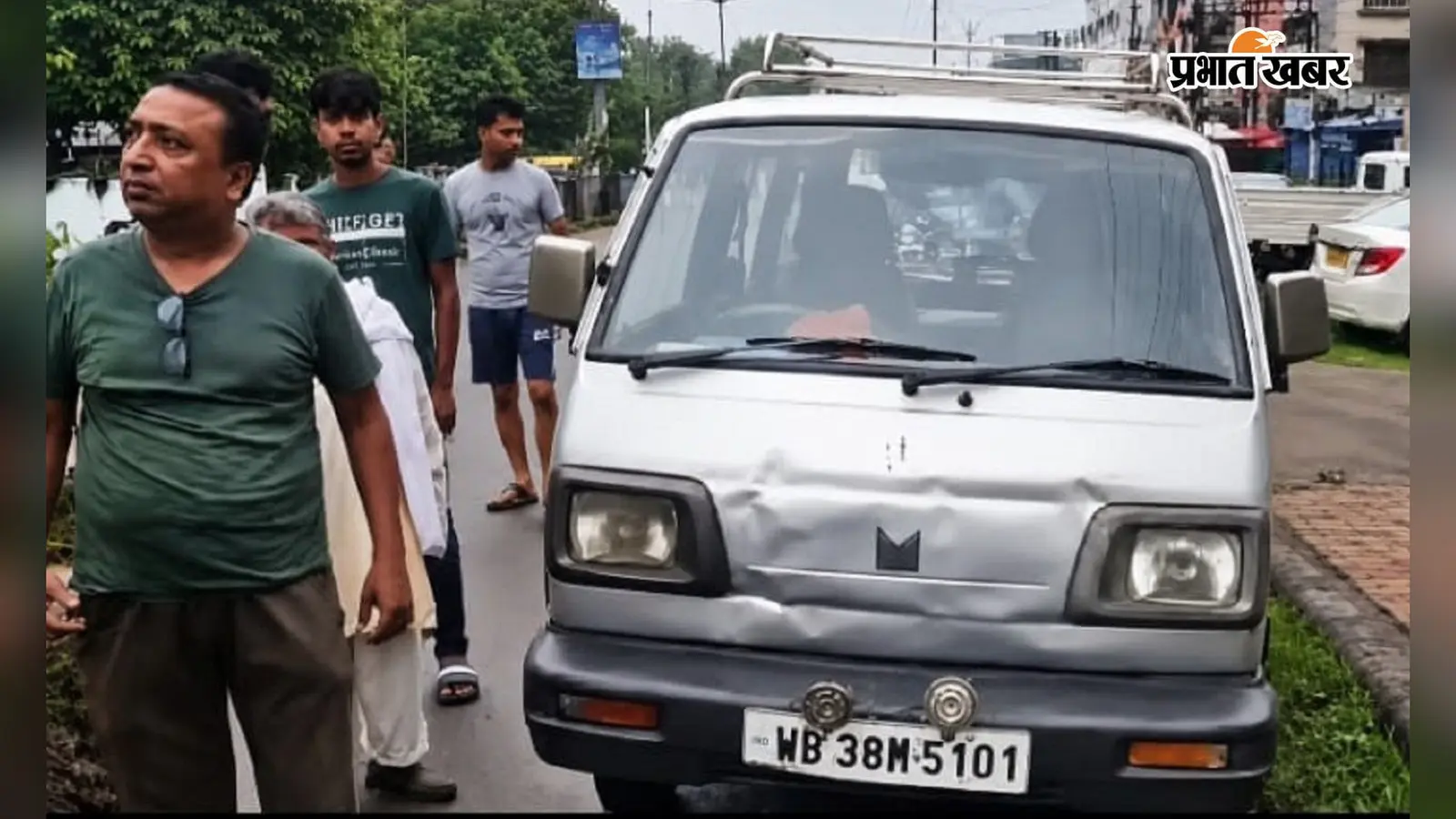 आसनसोल में सड़क हादसा: मिनी बस की टक्कर से स्कूल वैन चालक की मौत, आठ बच्चे घायल