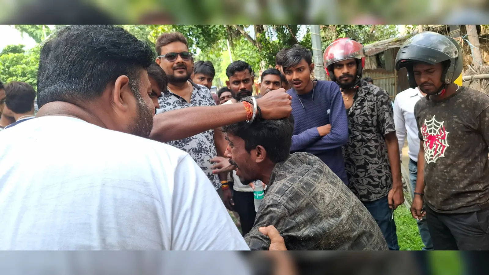 पब्लिक के गिरफ्त में बदमाश और गिरा पड़ा बदमाश की बाइक | Prabhat Khabar Network पब्लिक के गिरफ्त में बदमाश और गिरा पड़ा बदमाश की बाइक | Prabhat Khabar Network