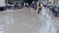 सीवान के भगवानपुर हाट बाजार में जलजमाव से बढ़ी परेशानी, मछली मार्केट के पास सड़क बनी तालाब
