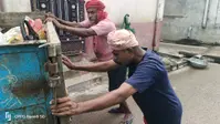 बेतिया में बीच सड़क पर बंद हुई नगर निगम की कचरा गाड़ी, धक्का लगाते रहे सफाईकर्मी