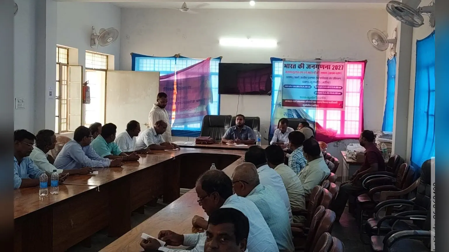 फोटो_कुर्साकांटा बीआरसी में आयोजित बैठक में प्रखंड शिक्षा पदाधिकारी संयम राज व अन्य | Prabhat Khabar Network फोटो_कुर्साकांटा बीआरसी में आयोजित बैठक में प्रखंड शिक्षा पदाधिकारी संयम राज व अन्य | Prabhat Khabar Network