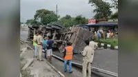 NH-19 पर हादसा : डिवाइडर से टकरा कर पलटा रिफाइंड ऑयल से लदा ट्रक