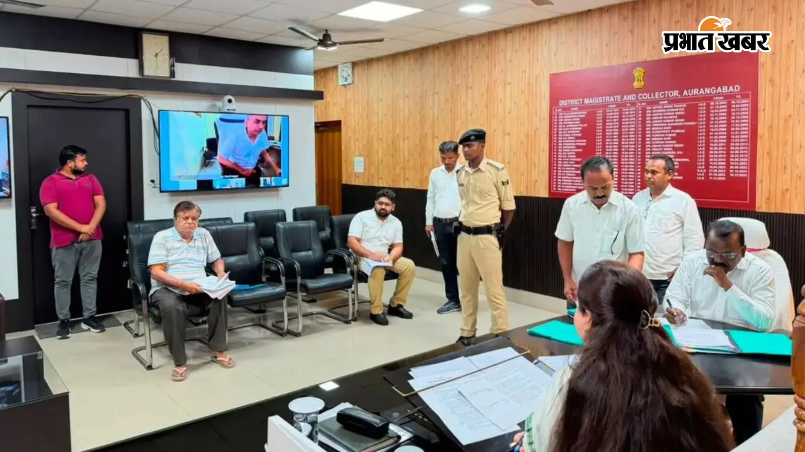 सुनवाई करती जिलाधिकारी सुनवाई करती जिलाधिकारी
