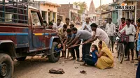कोचिंग जा रही छात्रा को पिकअप ने मारी टक्कर, वाहन के नीचे फंसी, ग्रामीणों ने बचाई जान