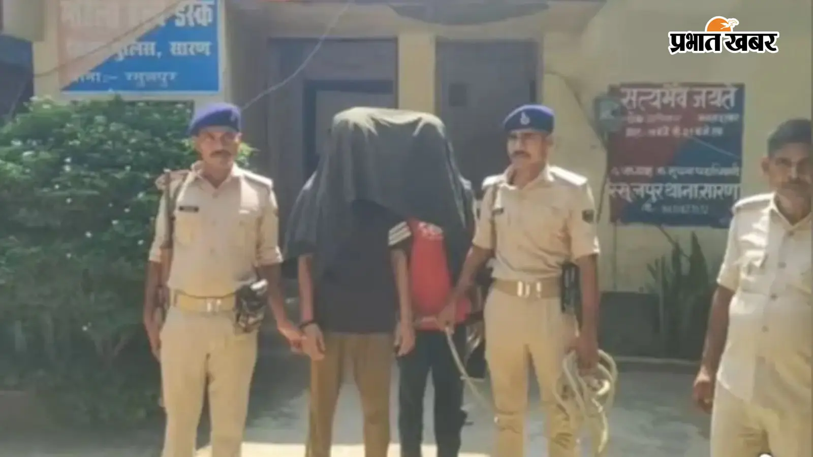 गिरफ्तार आरोपियों को जेल ले जाती पुलिस गिरफ्तार आरोपियों को जेल ले जाती पुलिस