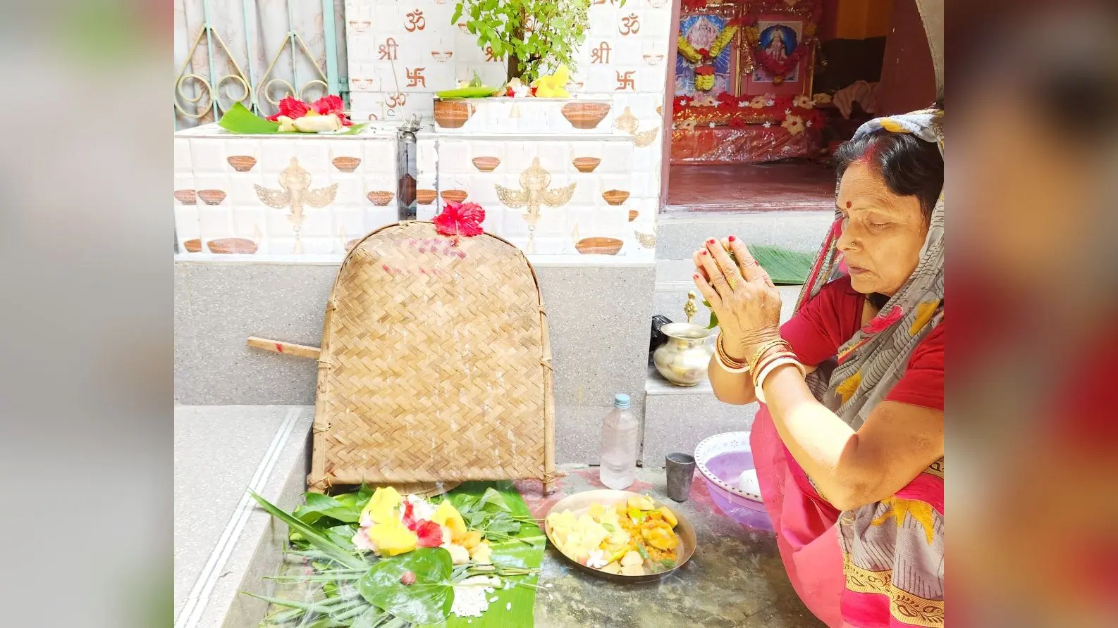 मां विषहरी की पूजा में लीन महिला श्रद्धालु | Prabhat Khabar Network मां विषहरी की पूजा में लीन महिला श्रद्धालु | Prabhat Khabar Network