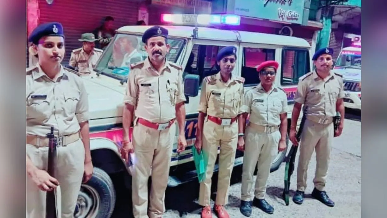 फोटो. परिचारी पदाधिकारी निरीक्षण करते हुए | Prabhat Khabar Network फोटो. परिचारी पदाधिकारी निरीक्षण करते हुए | Prabhat Khabar Network