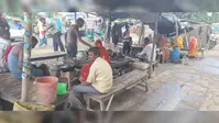 कुरसेला में NH-31 किनारे सज रहीं 'मौत की दुकानें': 4 लेन निर्माण से मंडराया रोजी-रोटी का संकट