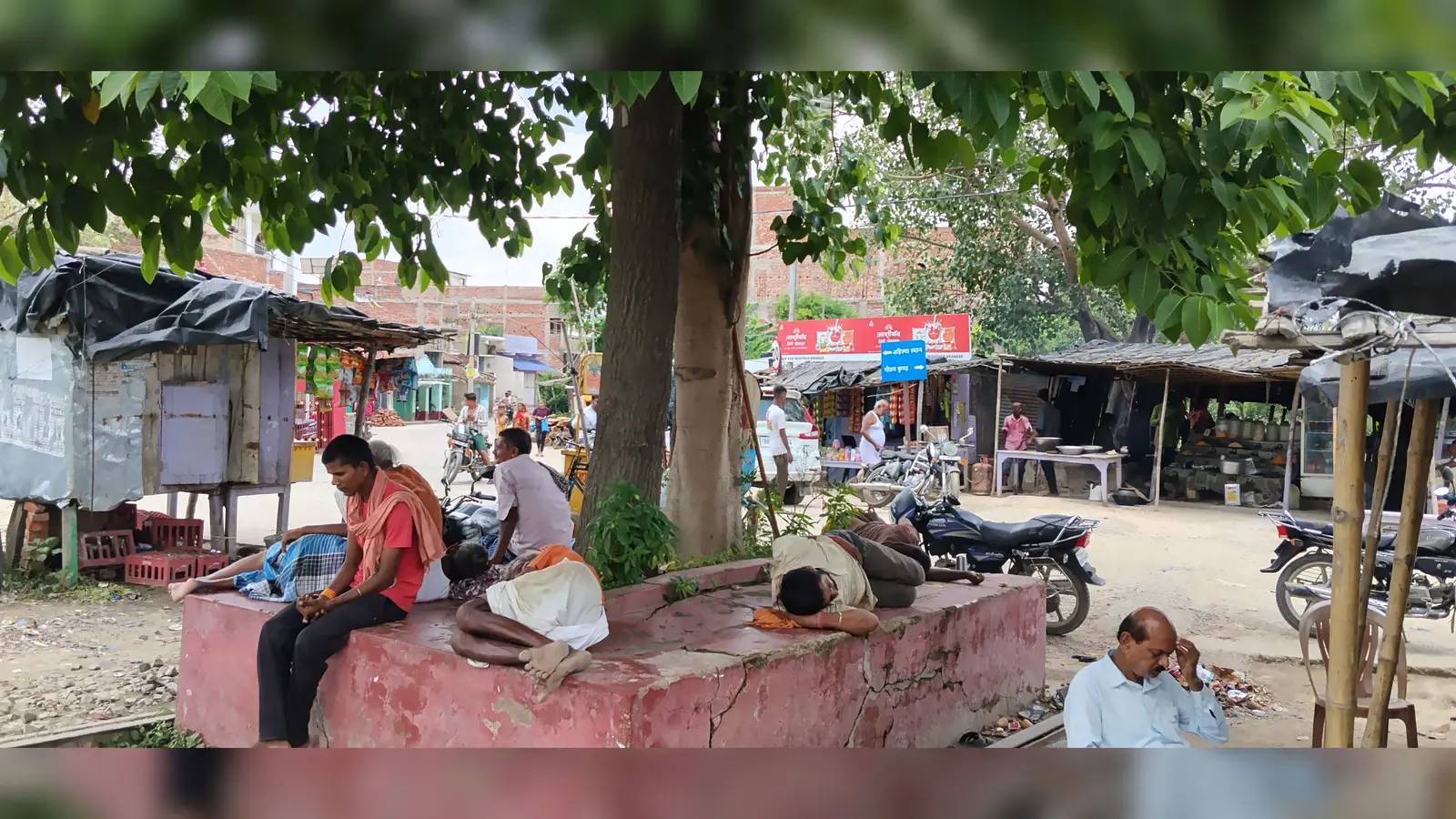 पेड़ की छांव में आराम फरमाते राहगीर | Prabhat Khabar Network पेड़ की छांव में आराम फरमाते राहगीर | Prabhat Khabar Network