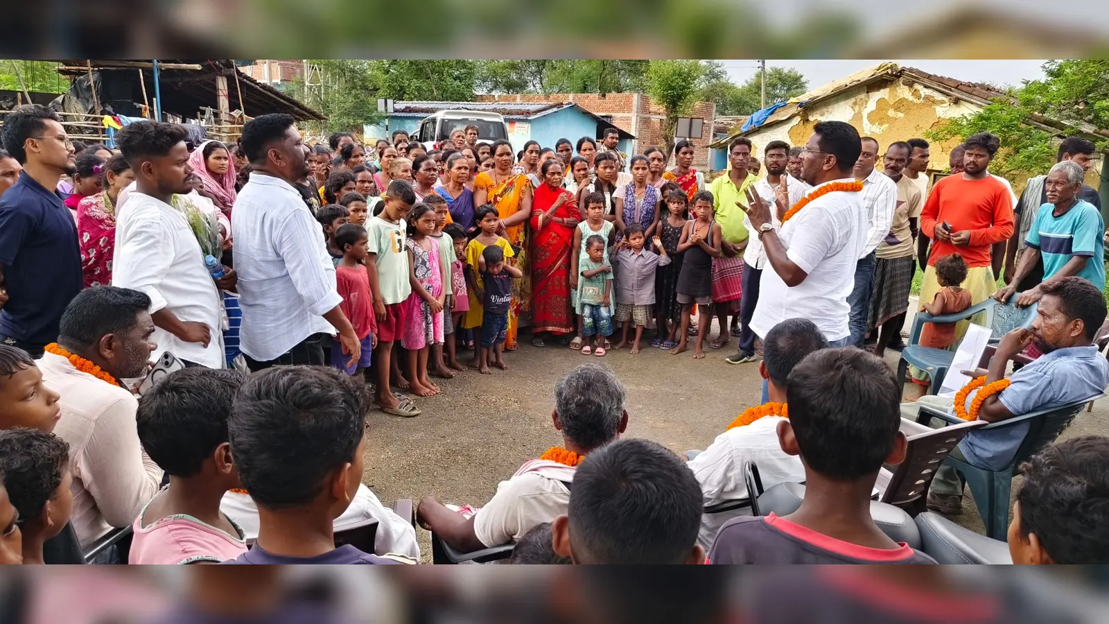 कुचाई के चार गांवों में हाई मास्ट स्ट्रीट लाइट के उदघाटन के पश्चात लोगों को संबोधित करते विधायक दशरथ गागराई | Prabhat Khabar Network कुचाई के चार गांवों में हाई मास्ट स्ट्रीट लाइट के उदघाटन के पश्चात लोगों को संबोधित करते विधायक दशरथ गागराई | Prabhat Khabar Network