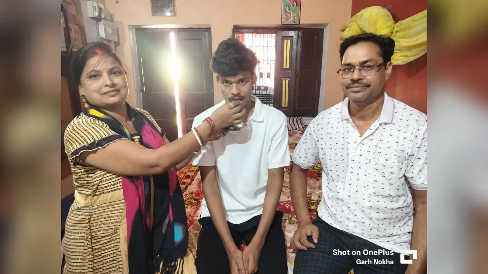 फोटो: सफलता पर पुत्र को मिठाई खिलाकर खुशी मनाते माता-पिता | Prabhat Khabar Network फोटो: सफलता पर पुत्र को मिठाई खिलाकर खुशी मनाते माता-पिता | Prabhat Khabar Network