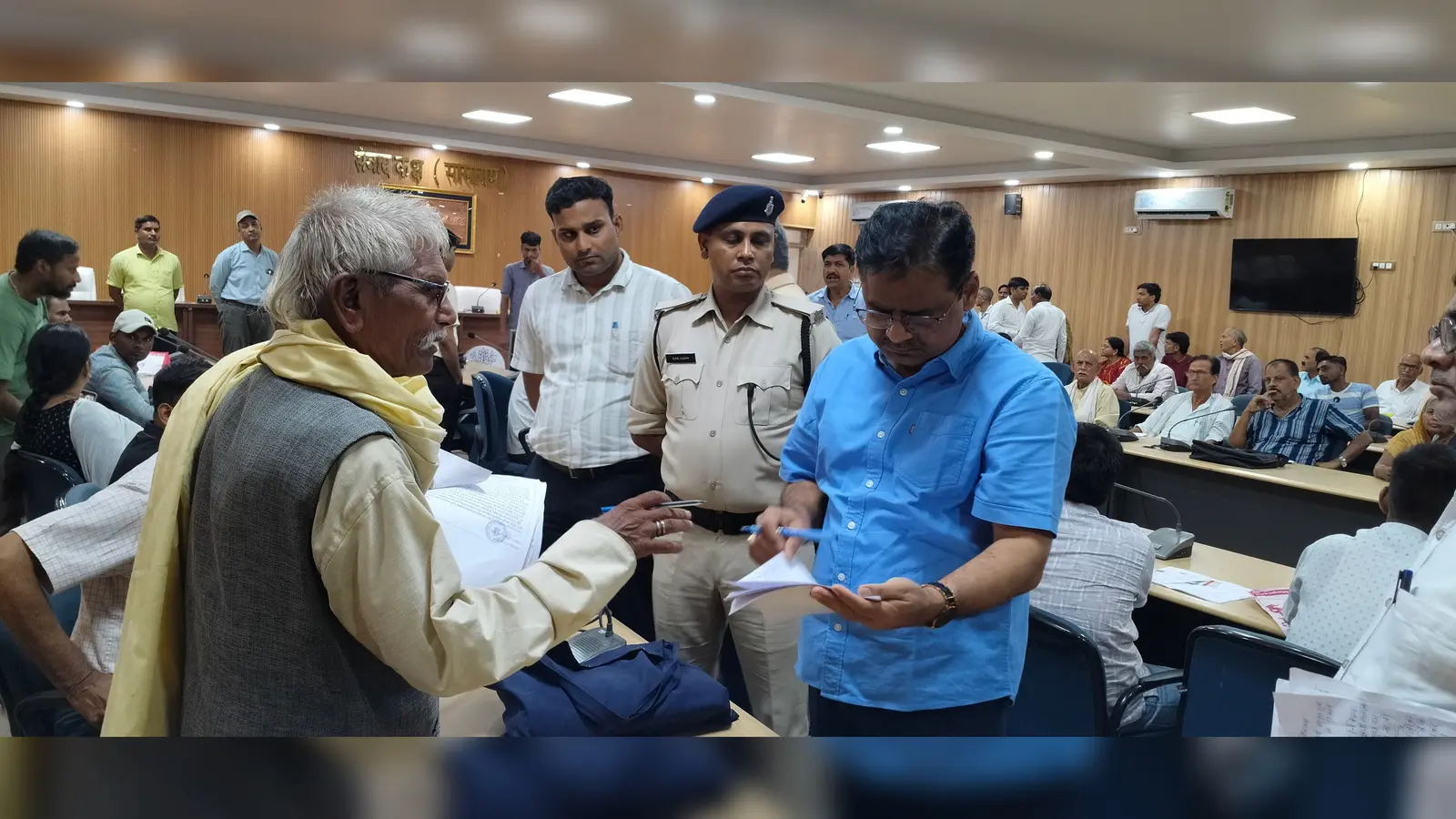 जनता की समस्या सुनते अधिकारी | Prabhat Khabar Network जनता की समस्या सुनते अधिकारी | Prabhat Khabar Network
