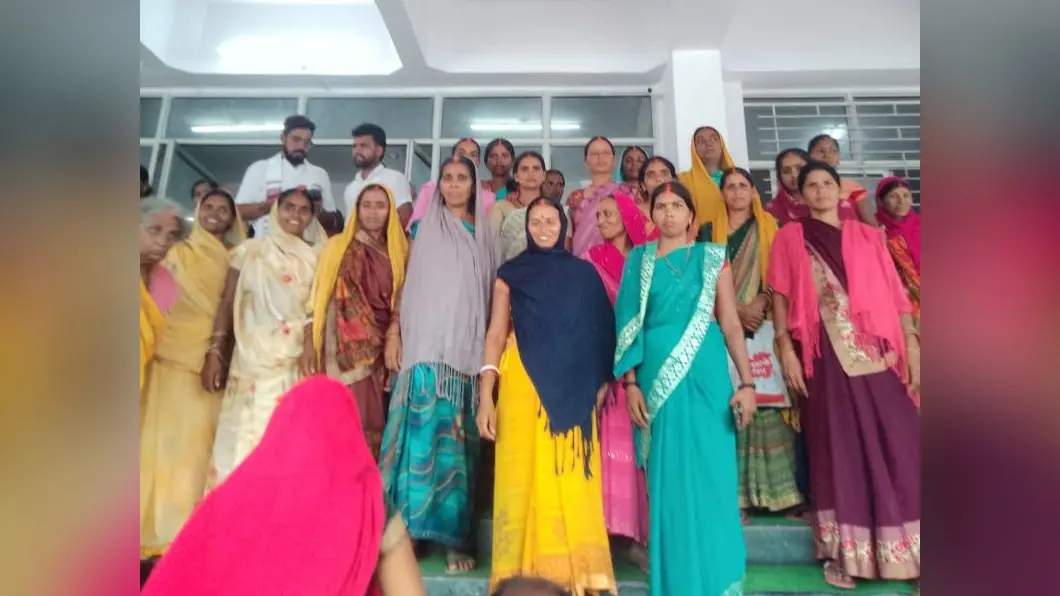 फोटो कैप्शन : पलामू डीसी से जन समाधान दिवस में राकी- हमीनपुर गांव के मिलने पहुंची महिलाएं | Prabhat Khabar Network फोटो कैप्शन : पलामू डीसी से जन समाधान दिवस में राकी- हमीनपुर गांव के मिलने पहुंची महिलाएं | Prabhat Khabar Network
