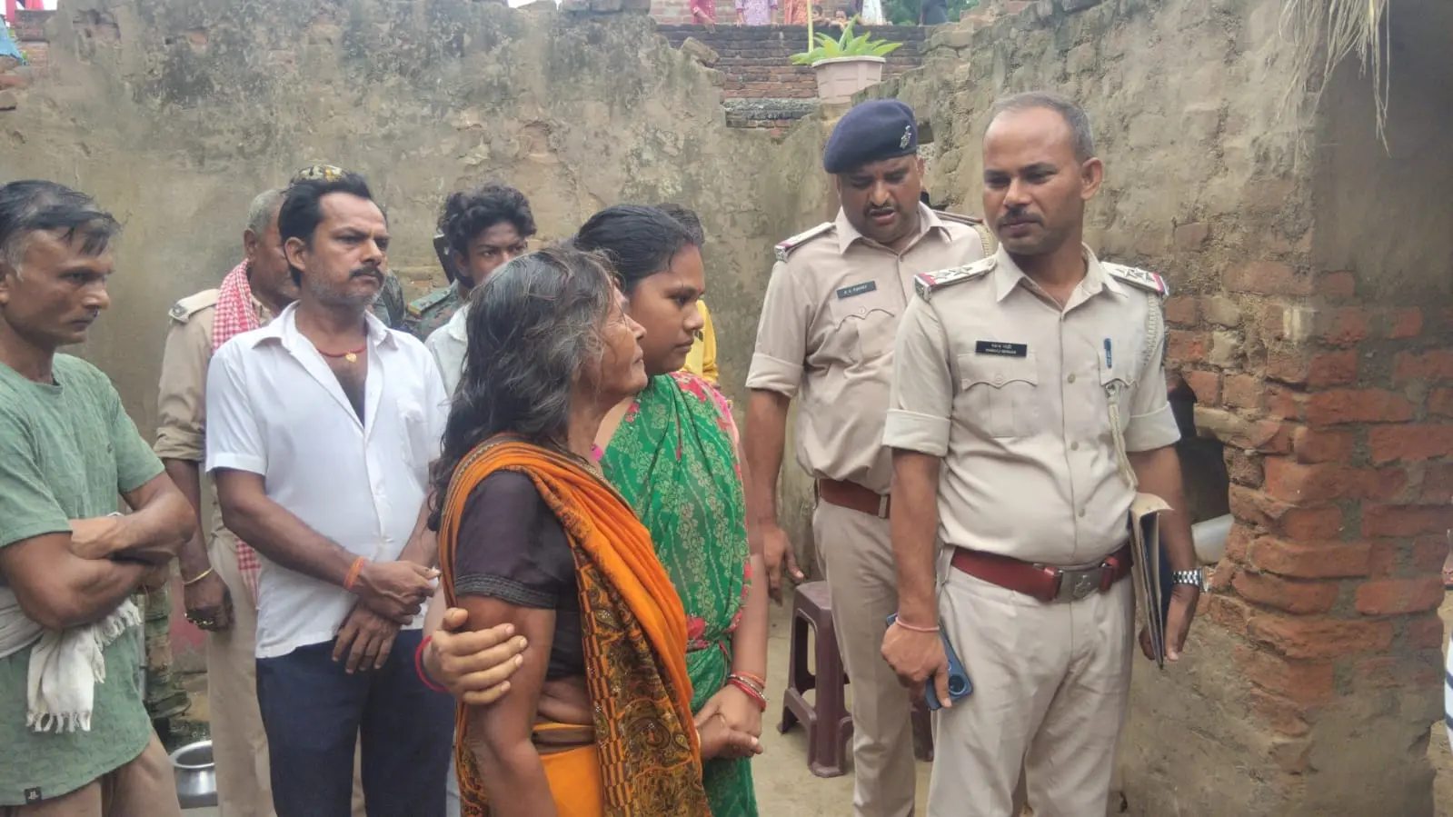 फोटो:घटना स्थल पर मौजूद पुलिस व रोते-बिलखते मृतक महिला के परिजन | Prabhat Khabar Network फोटो:घटना स्थल पर मौजूद पुलिस व रोते-बिलखते मृतक महिला के परिजन | Prabhat Khabar Network