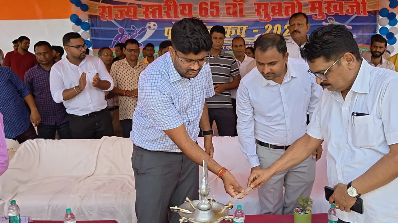 दीप प्रज्वलित कर टूर्नामेंट का उद्घाटन करतेजिलाधिकारी, खिड़की से परिचय प्राप्त करते जिलाधिकारी, फूलों मैदान में गुब्बारा उड़ाते जिलाधिकारी | Prabhat Khabar Network दीप प्रज्वलित कर टूर्नामेंट का उद्घाटन करतेजिलाधिकारी, खिड़की से परिचय प्राप्त करते जिलाधिकारी, फूलों मैदान में गुब्बारा उड़ाते जिलाधिकारी | Prabhat Khabar Network