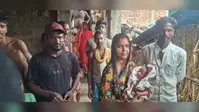 भागलपुर के बिहपुर में घास के खेत में रोता मिला नवजात, बिट्टू मंडल ने कहा- "आज से यह मेरा बेटा",पूरे गांव में बंटी मिठाई