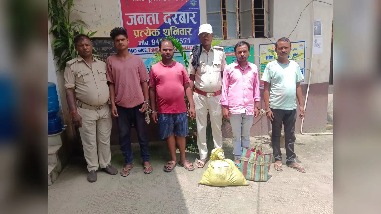 गिरफ्तार देसी शराब कारोबारी को न्यायिक हिरासत में ले जीते पुलिस | Prabhat Khabar Network गिरफ्तार देसी शराब कारोबारी को न्यायिक हिरासत में ले जीते पुलिस | Prabhat Khabar Network