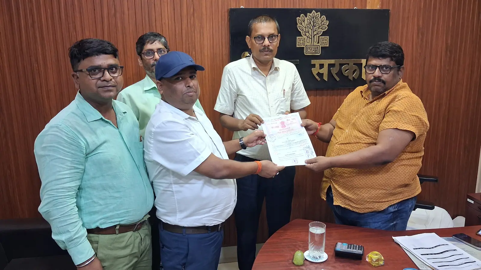 लीज एग्रीमेंट की कॉपी देते जिला सब रजिस्ट्रार और मुसहरी अंचल के सीओ | Prabhat Khabar Network लीज एग्रीमेंट की कॉपी देते जिला सब रजिस्ट्रार और मुसहरी अंचल के सीओ | Prabhat Khabar Network