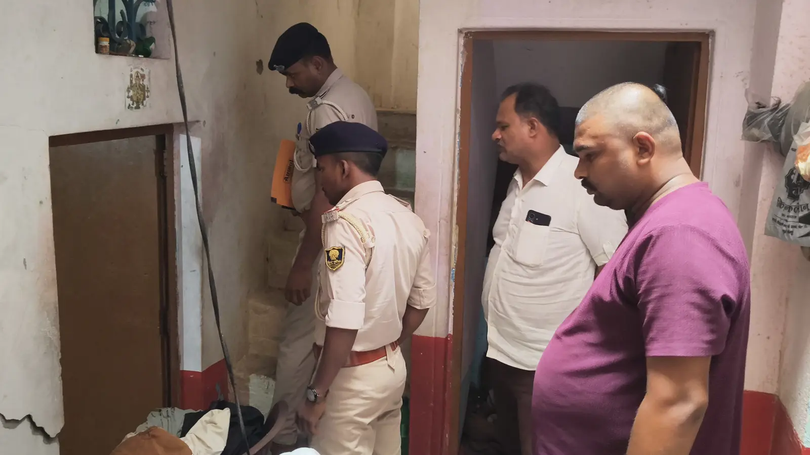 फोटो.चोरी की सूचना के बाद जांच करती भभुआ थाने की पुलिस | Prabhat Khabar Network फोटो.चोरी की सूचना के बाद जांच करती भभुआ थाने की पुलिस | Prabhat Khabar Network