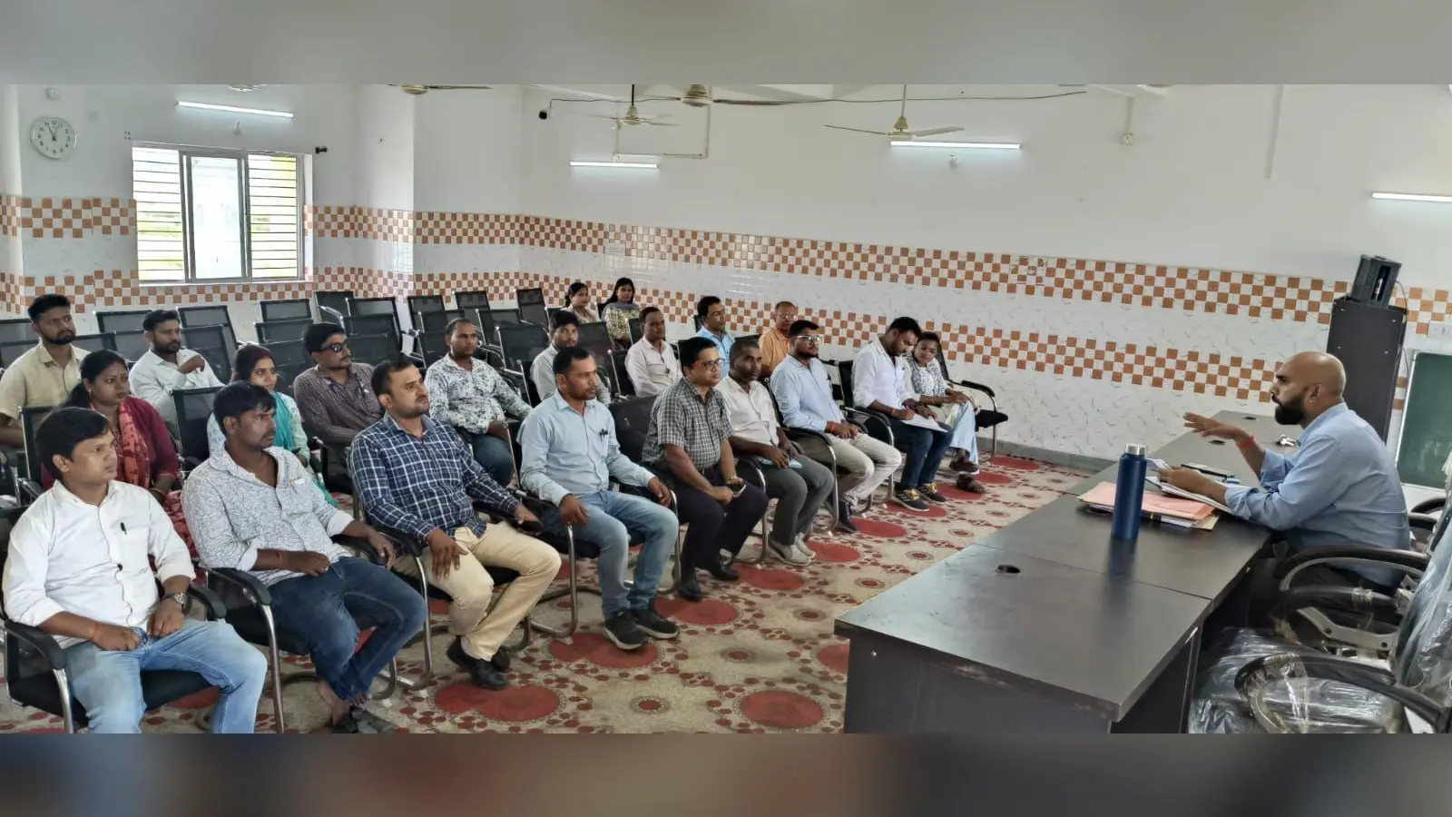 फोटो कैप्सन : बैठक को संबोधित करते सीओ कृष्ण प्रताप सिंह व उपस्थित अंचल कर्मी | Prabhat Khabar Network फोटो कैप्सन : बैठक को संबोधित करते सीओ कृष्ण प्रताप सिंह व उपस्थित अंचल कर्मी | Prabhat Khabar Network