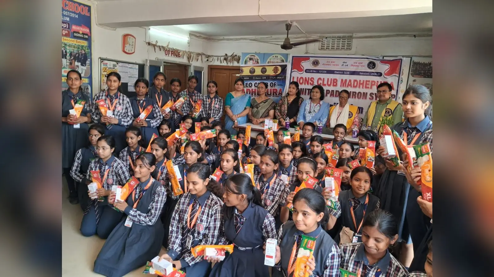 एनीमिया नियंत्रण हेतु प्राप्त आयरन टॉनिक के साथ बच्चियों | Prabhat Khabar Network एनीमिया नियंत्रण हेतु प्राप्त आयरन टॉनिक के साथ बच्चियों | Prabhat Khabar Network