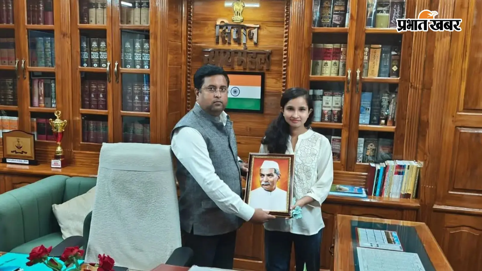अनन्या मिश्रा को सम्मानित करते जिला जज मोतिस कुमार सिंह अनन्या मिश्रा को सम्मानित करते जिला जज मोतिस कुमार सिंह