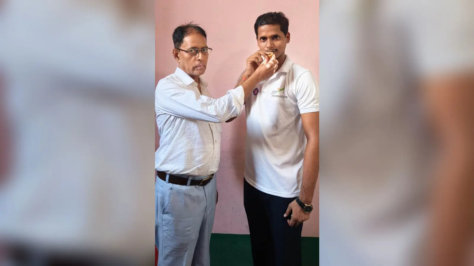 नोट: फोटो नंबर 17 सीएचपी 1 है कैप्सन होगा-अनीश को मिठाई खिलाकर मुंह मीठा कराते निदेशक ए के अंसारी | Prabhat Khabar Network नोट: फोटो नंबर 17 सीएचपी 1 है कैप्सन होगा-अनीश को मिठाई खिलाकर मुंह मीठा कराते निदेशक ए के अंसारी | Prabhat Khabar Network