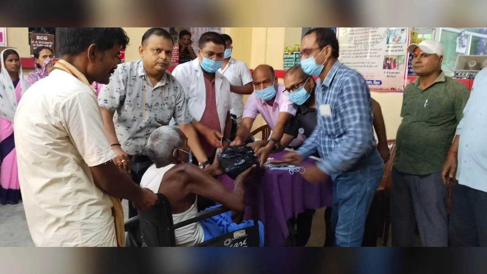 टीबी मरीज को पोषण सामग्री वितरण करते डॉक्टर | Prabhat Khabar Network टीबी मरीज को पोषण सामग्री वितरण करते डॉक्टर | Prabhat Khabar Network