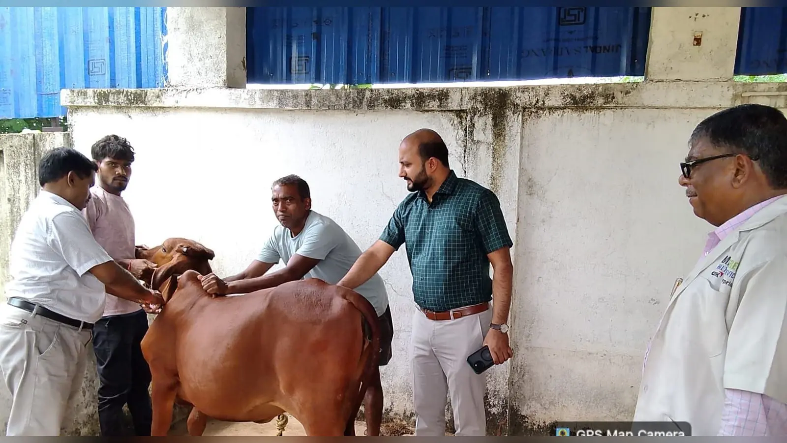फोटो कैप्शन: उपायुक्त आवास परिसर में पशुओं को एफएमडी टीका लगाते पशुपालन विभाग की टीम. | Prabhat Khabar Network फोटो कैप्शन: उपायुक्त आवास परिसर में पशुओं को एफएमडी टीका लगाते पशुपालन विभाग की टीम. | Prabhat Khabar Network