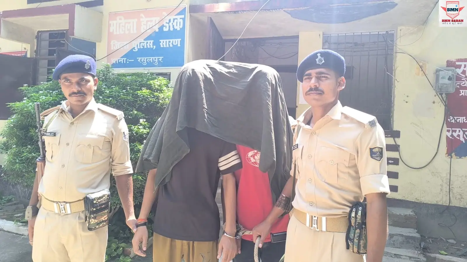 नोट: फोटो नंबर 17 सीएचपी 2 है कैप्सन होगा-पुलिस गिरफ्त में दोनों आरोपी | Prabhat Khabar Network नोट: फोटो नंबर 17 सीएचपी 2 है कैप्सन होगा-पुलिस गिरफ्त में दोनों आरोपी | Prabhat Khabar Network