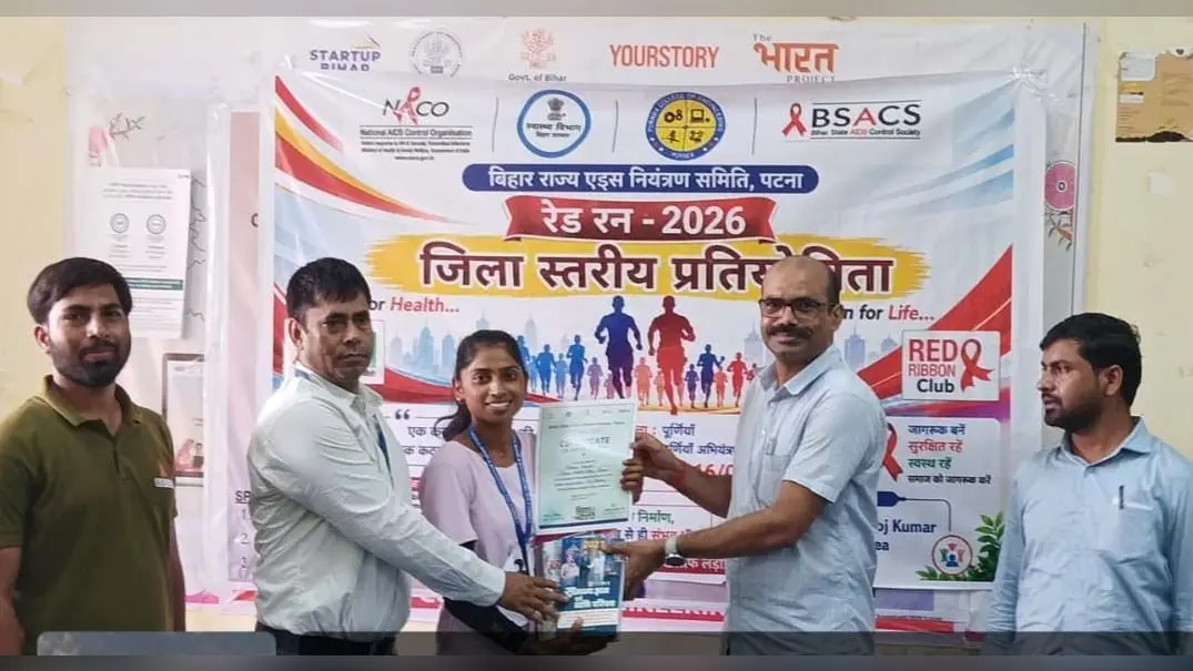 - प्रतियोगिता में प्रतिभागी छात्रा को प्रमाण पत्र देकर सम्मानित करते | Prabhat Khabar Network - प्रतियोगिता में प्रतिभागी छात्रा को प्रमाण पत्र देकर सम्मानित करते | Prabhat Khabar Network